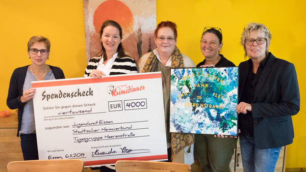 Scheckübergabe: Sabine Ziganner (Flexible Hilfen), Alexandra Stamm (Das Original KRIMIDINNER), Petra Heidenreich (Tagesgruppe Heerenstraße), Heike Andree (Außenwohngruppe Geerenstraße), Kirsten Koch (städtischer Träger)